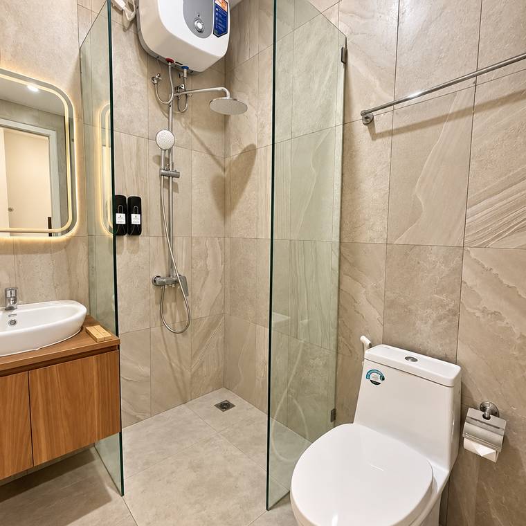 Ensuite with hot-water shower